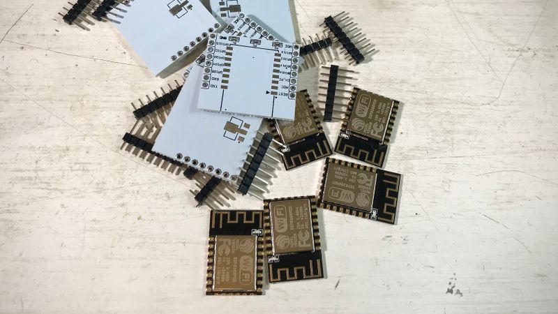 ESP8266, adapterplater og pins klare til montering.