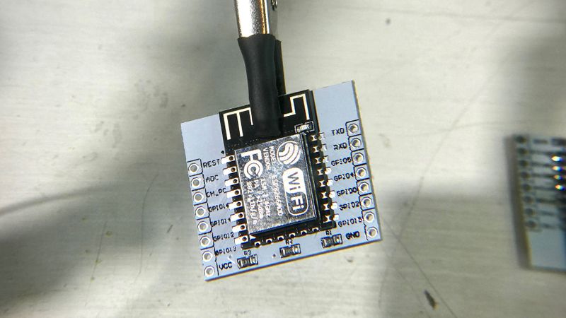 ESP8266 klar til å bli loddet fast i adapterplaten.
